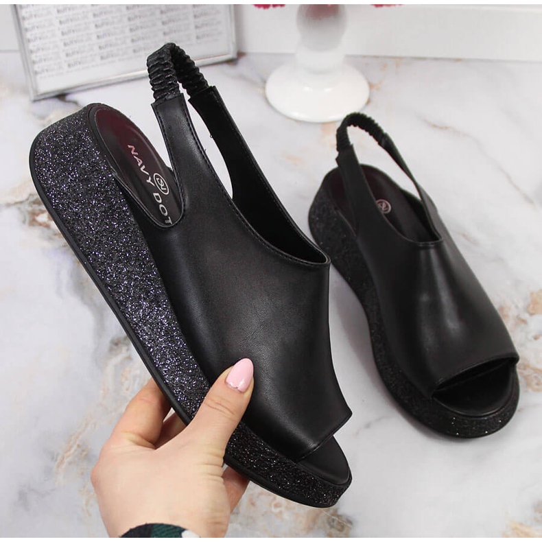 Fekete női szandál a Navy Dot platformon