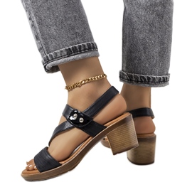 Fekete szandál az Ewert oszlopon Fekete szandál az Ewert oszlopon