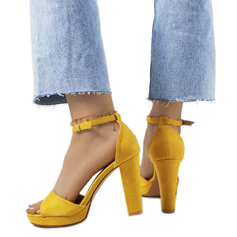 Sárga szandál a Saldana poszton