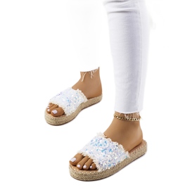 Fehér papucs a Susanna emelvényen