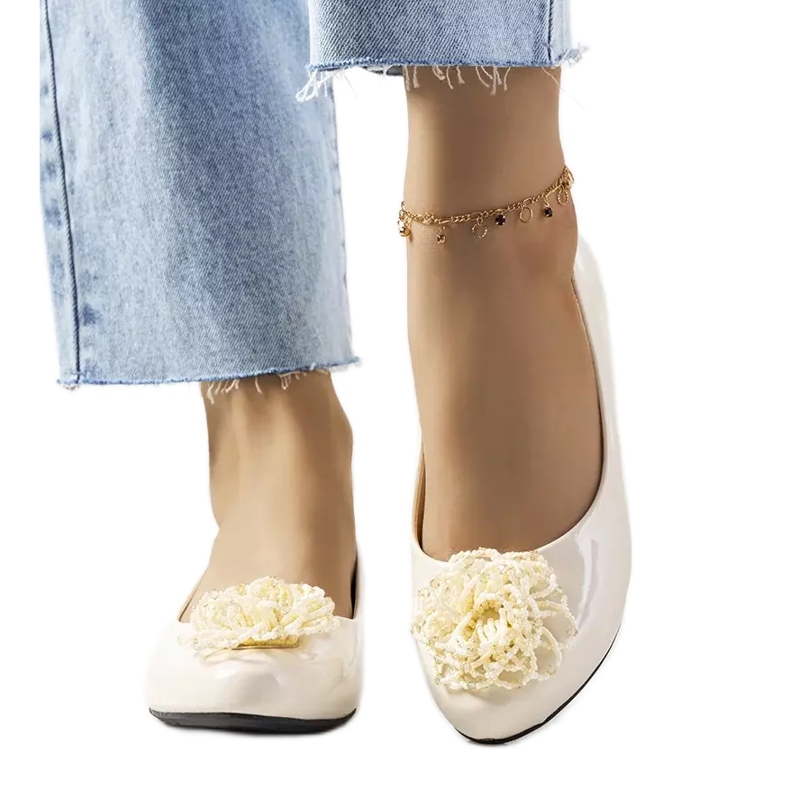 Bézs színű lakkozott balerinák a Parnelától