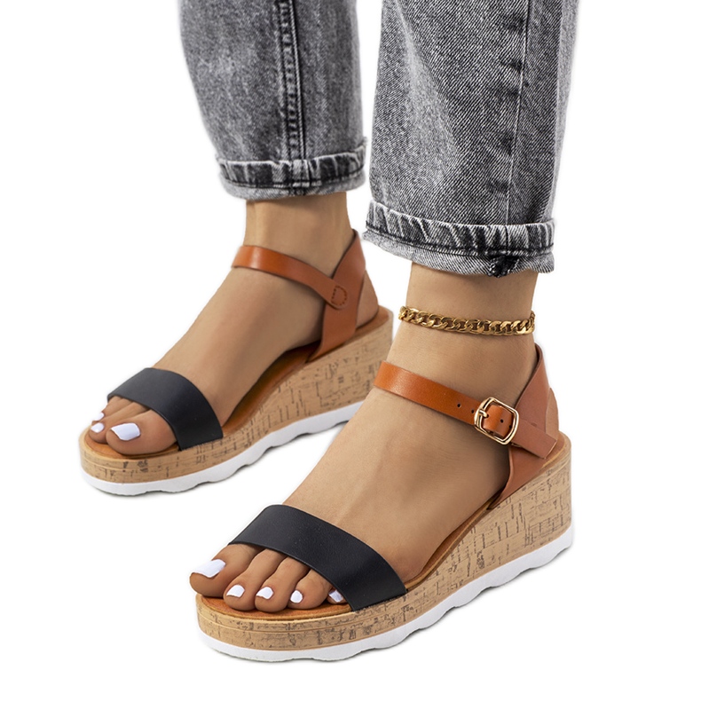 A márka fekete ékszandálja Taylah barna