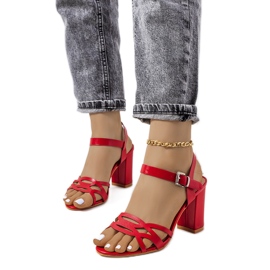 Piros szandál egy Dolling oszlopon