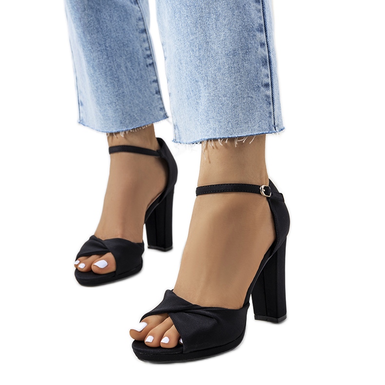 Fekete szandál a Larana poszton