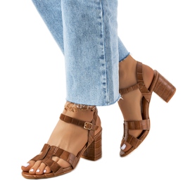 Barna szandál a Haiden poszton Barna szandál a Haiden poszton