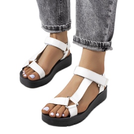 Fehér szandál a Dugan platformon