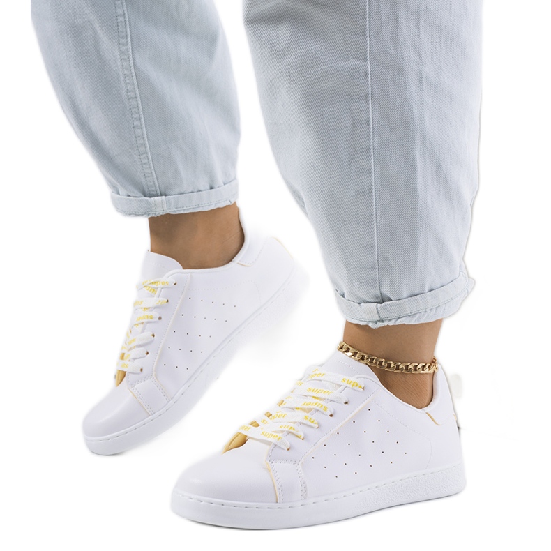 Koho fehér és sárga sportcipő