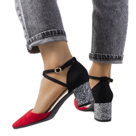 Piros és fekete pumpák a Kittie poszton