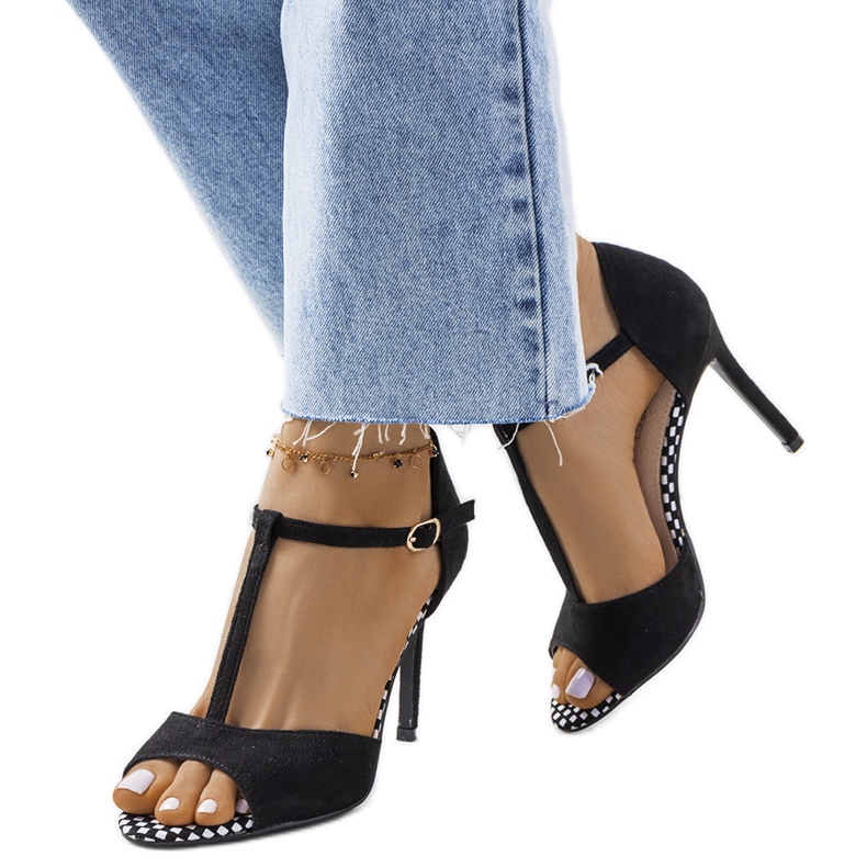 Fekete szandál Munger sarkon