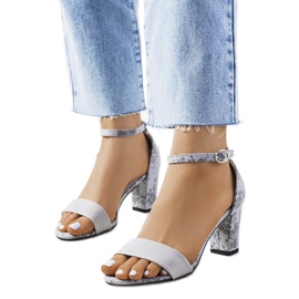 Szürke szandál egy Ragland oszlopon