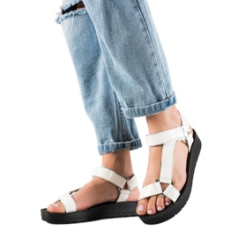 Cm Paris Fehér Szandál A Platformon fekete