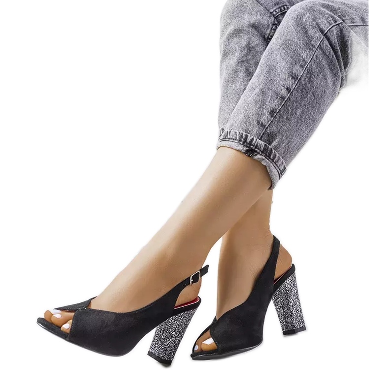 A márka fekete velúr szandálja Bonnie