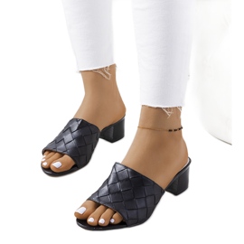 Fekete szőtt papucs a verduni poszton Fekete szőtt papucs a verduni poszton