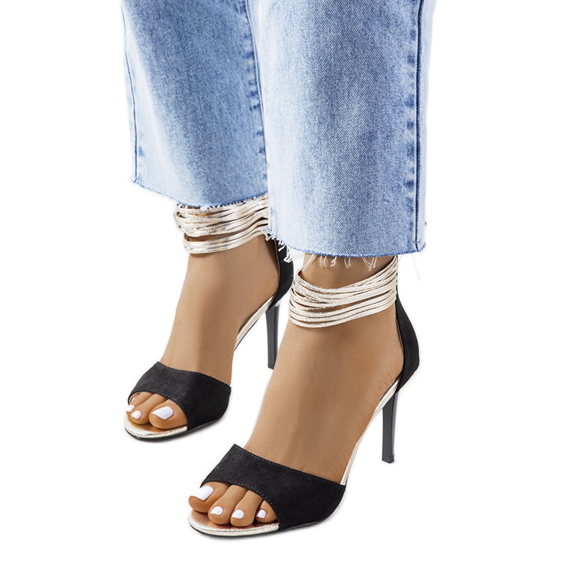 Fekete magassarkú szandál a Vasquez cégtől