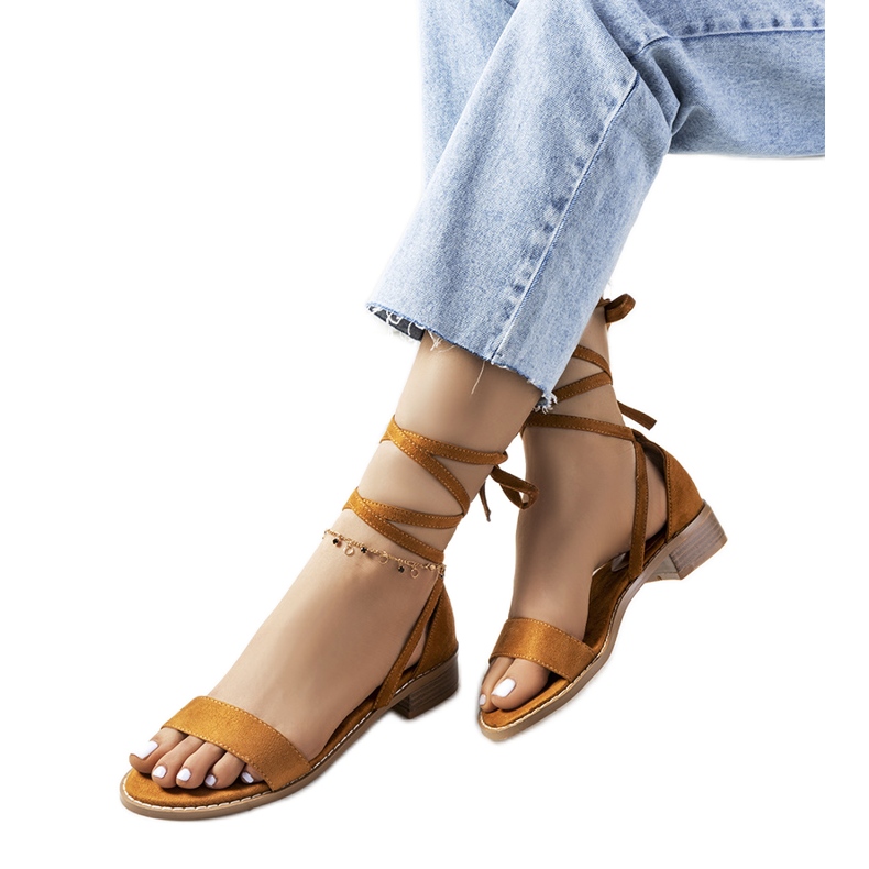 Barna fűzős szandál a Moody márkától