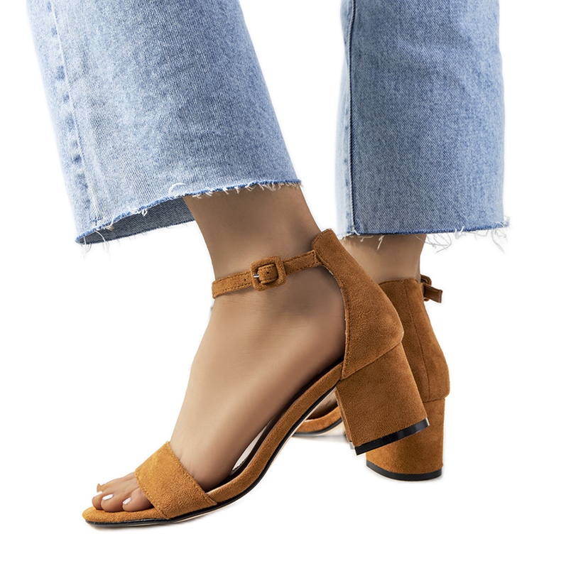 Barna szandál a Deshe poszton Barna szandál a Deshe poszton