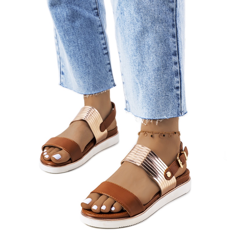 Barna szandál fém Larochell betéttel aranysárga