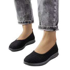 Fekete áttört tornacipő az Ilse cégtől