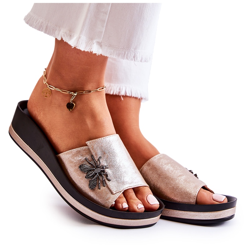 Vinceza Divatos női papucs aranylyuk díszítéssel aranysárga Vinceza Divatos női papucs aranylyuk díszítéssel aranysárga