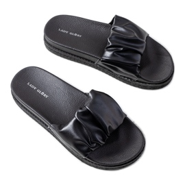 Fekete papucs a Baldwin platformon