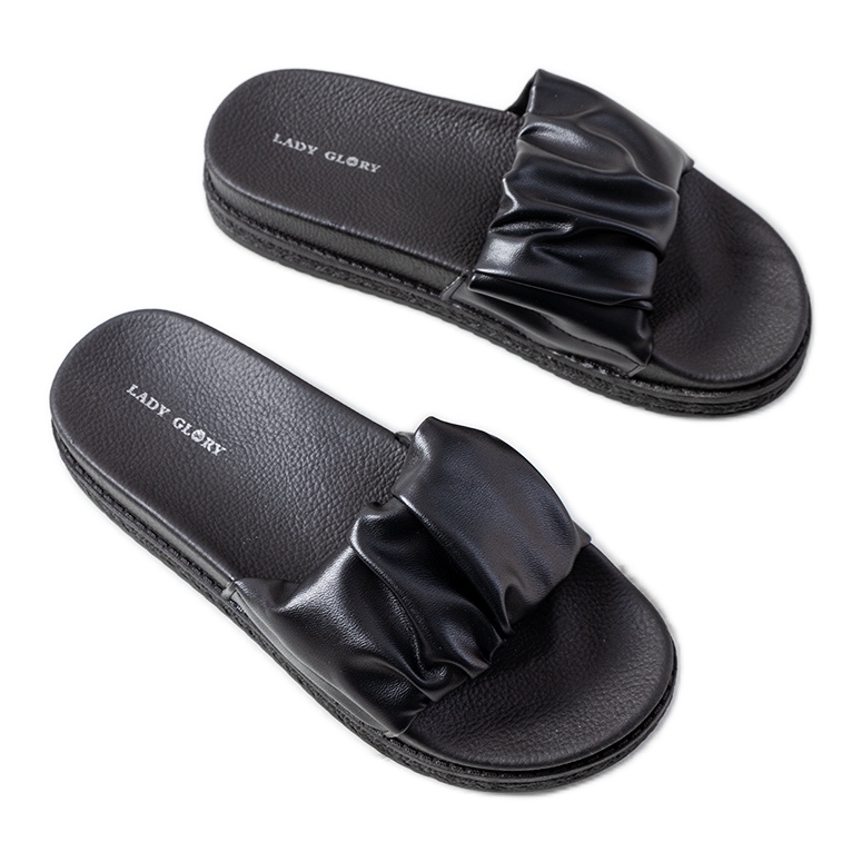 Fekete papucs a Baldwin platformon