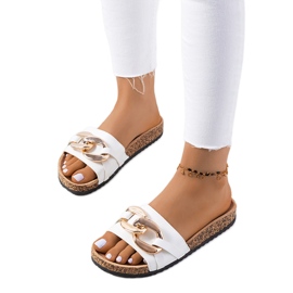 Fehér papucs Derbi lánccal