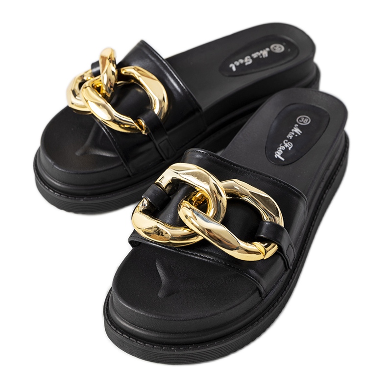 Fekete papucs a Berloz platformon