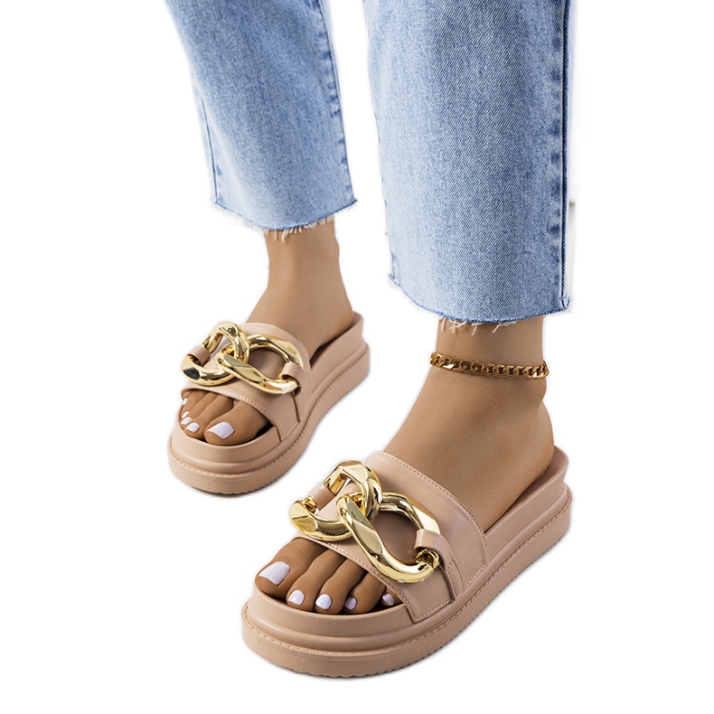 Bézs papucs a Berloz platformon