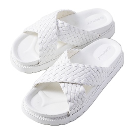 Fehér papucs a Bierings platformon