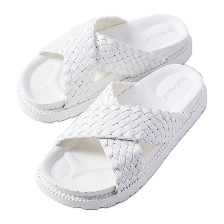 Fehér papucs a Bierings platformon