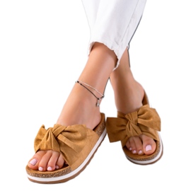 Marquiz Papucs a platformon, íjjal barna