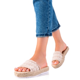 Lucky Shoes Divatos papucs a platformon bézs