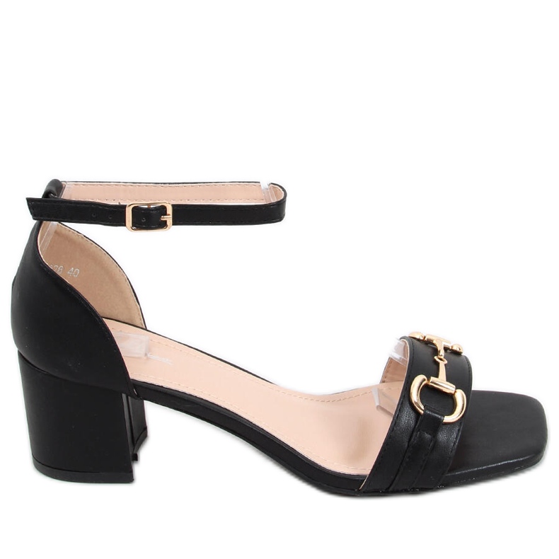 Ksenia Fekete magas sarkú szandál