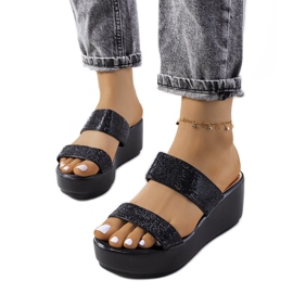 Fekete papucs a Marlien platformon