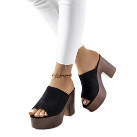 Fekete papucs a Klaren platformon