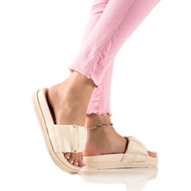 SHELOVET Bézs papucs a platformon