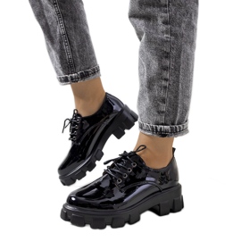 Fekete lakkozott cipő traktor talpon Wind