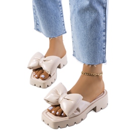 Bézs papucs a Platt traktor talpán