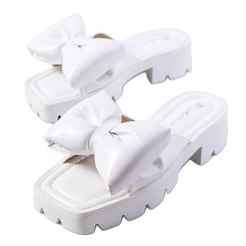 Fehér papucs a Platt traktor talpán Fehér papucs a Platt traktor talpán