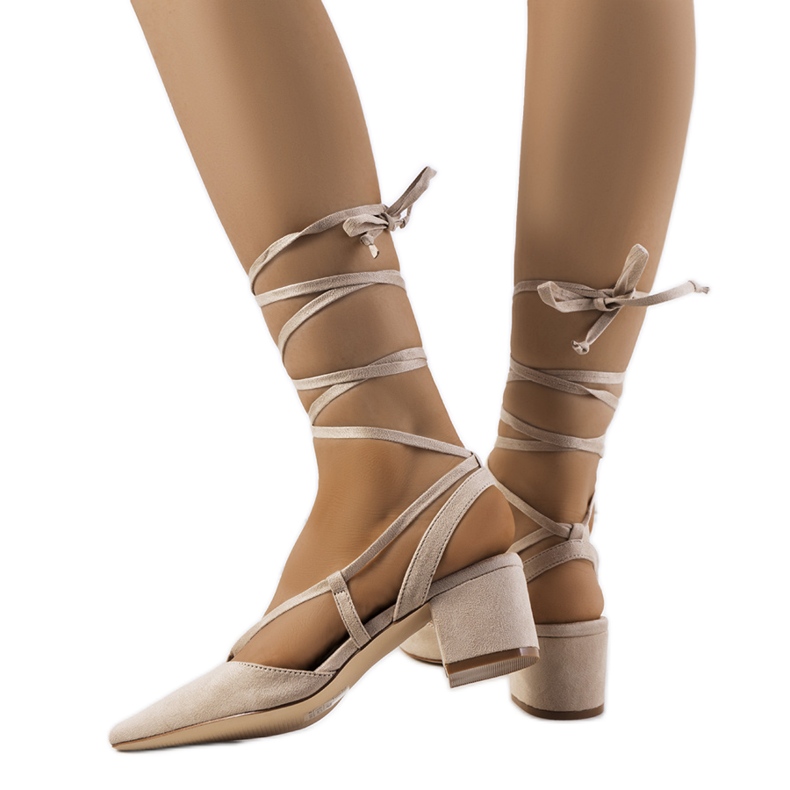 Bézs színű fűzős pumpák a Victoris poszton