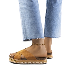 Barna papucs a Muncho platformon Barna papucs a Muncho platformon