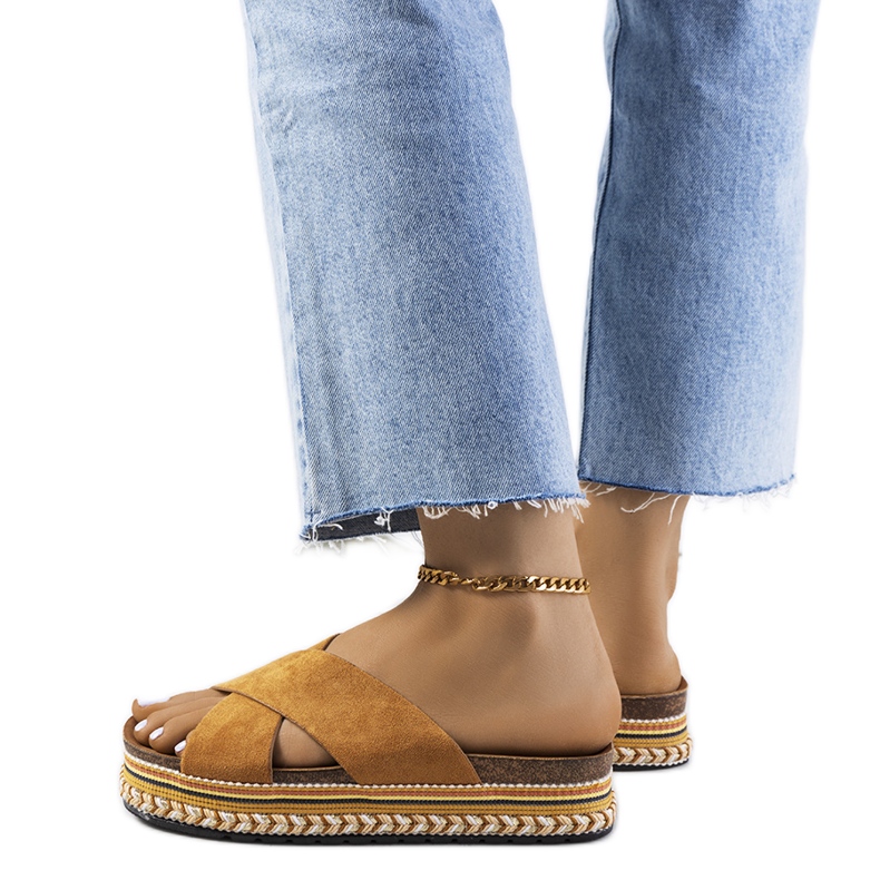 Barna papucs a Muncho platformon Barna papucs a Muncho platformon