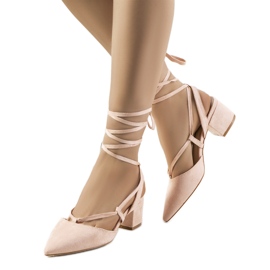 Rózsaszín fűzős pumpák a Victoris poszton