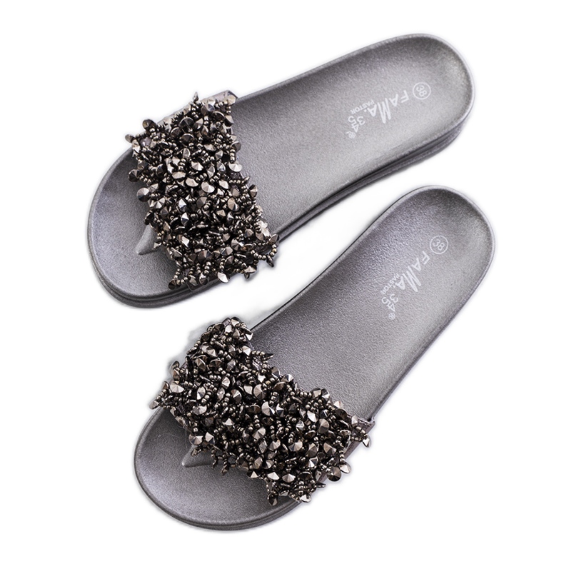 Szürke papucs a Marthas emelvényen