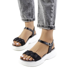 Fekete szandál a Nandy platformon