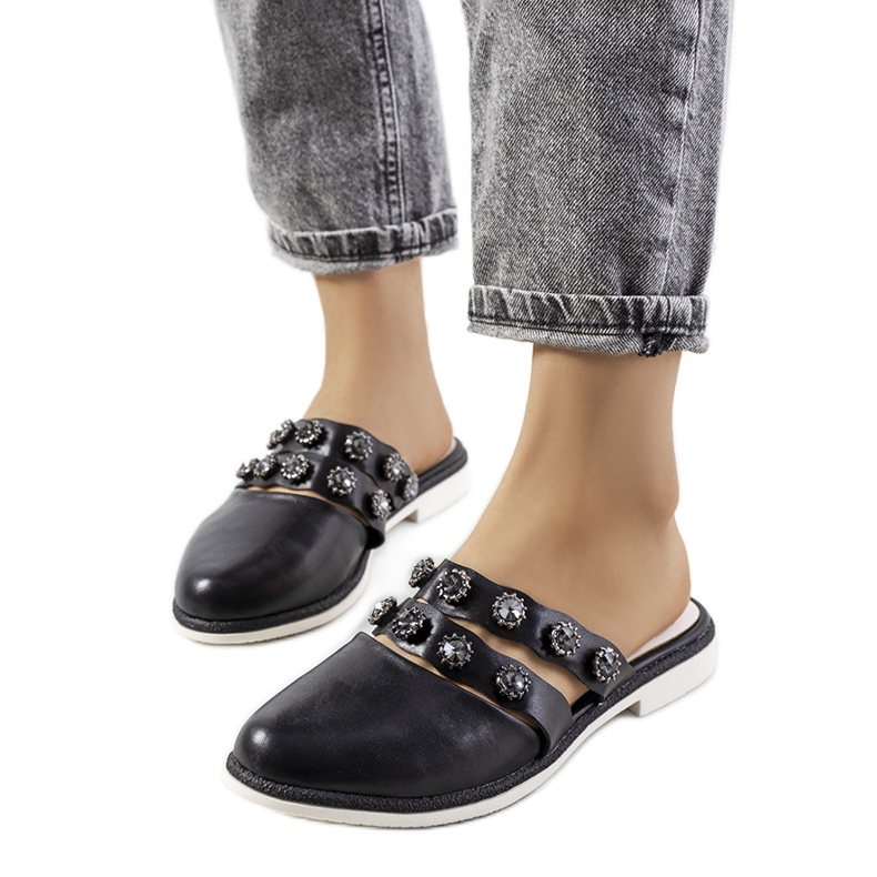 Fekete, Asselt szegecsekkel díszített papucs