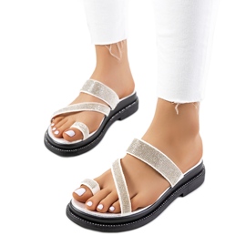 Fehér szandál az Ossel platformon