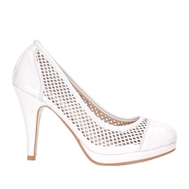 Fehér pumpák egy Friar sarkon Fehér pumpák egy Friar sarkon