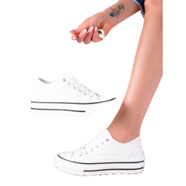 SHELOVET Cipők a platformon fehér