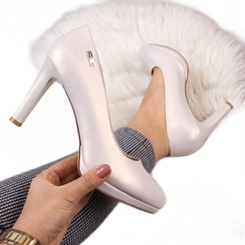 Szivattyúk a gyöngybézs Sergio Leone platformon